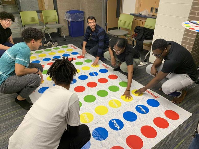 Student playing Twister in 狮门